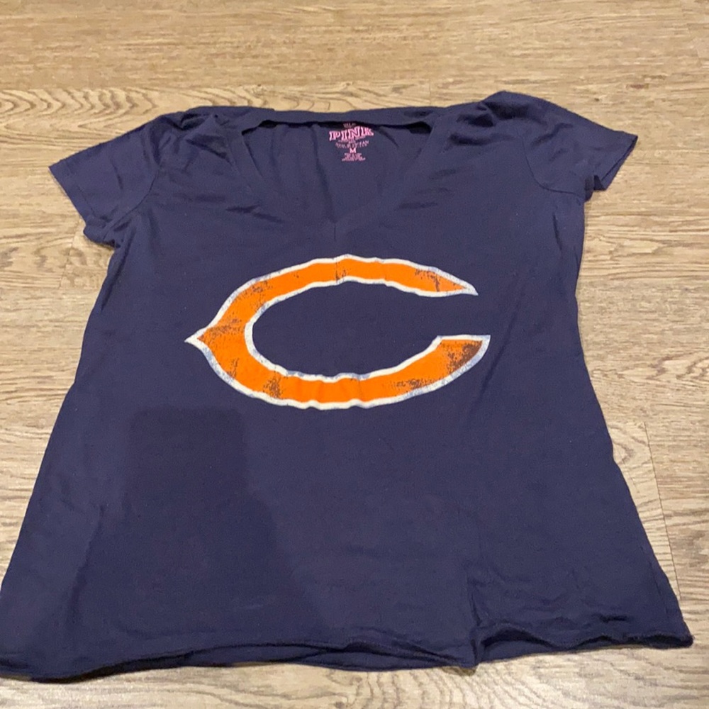 VICTORIAS SECRET NFL PINK CHICAGO BEARS FOOTBALL V-NECK TEE SIZE MEDIUM